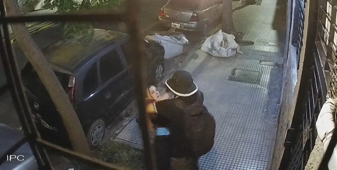Balvanera: atacaron a una policía para robarle el arma y el agresor escapó tras el atraco frustrado