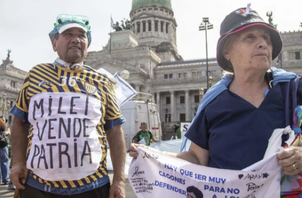 Incidentes en la marcha de jubilados: cruce entre la Policía y dos manifestantes enmascarados