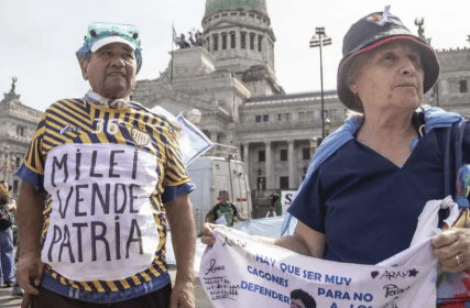 Incidentes en la marcha de jubilados: cruce entre la Policía y dos manifestantes&nbsp;enmascarados