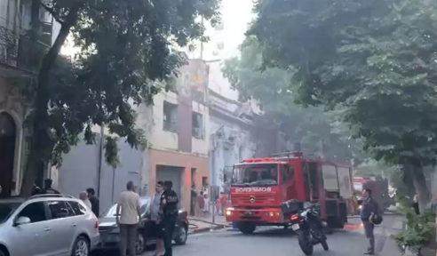 Incendio en Monserrat: evacuaron a 70 personas y tres fueron asistidas por el SAME