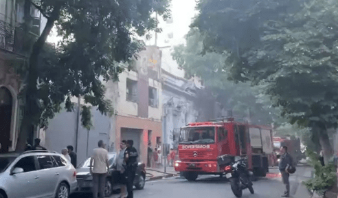 Incendio en Monserrat: evacuaron a 70 personas y tres fueron asistidas por el&nbsp;SAME