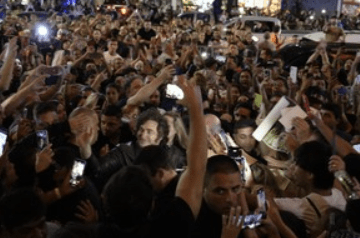 Milei arribó a Mar del Plata rodeado de militantes y protestas en el “Tour de la&nbsp;Gratitud”