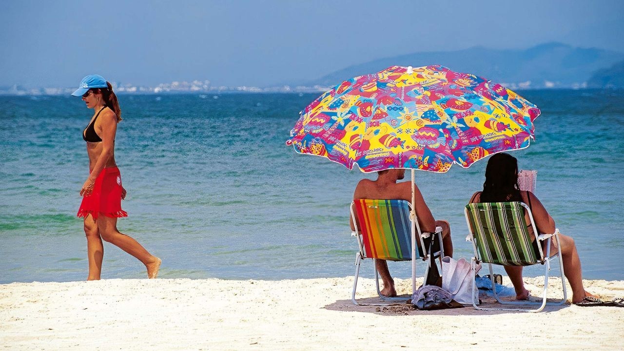 Verano 2026: cuánto cuesta ir a la playa en Brasil y qué sigue siendo más barato que en Argentina