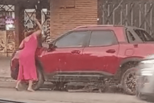 Escena de furia en Madariaga: destrozó el auto de su ex con un&nbsp;martillo