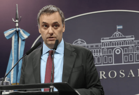 Adorni pidió disculpas por la frase “deslomarse” tras la polémica por su&nbsp;viaje