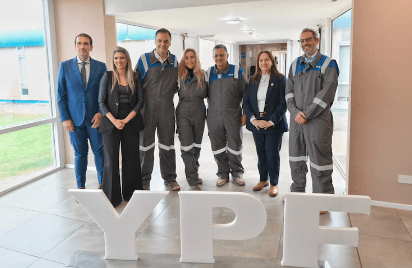 Pablo Cervi y Nadia Márquez se muestran con Adorni, acusado de enriquecimiento ilícito, en&nbsp;Neuquén