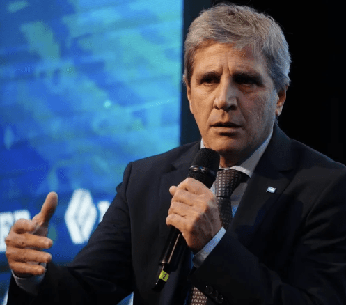 Caputo cruzó a un periodista inglés tras una publicación sobre Malvinas