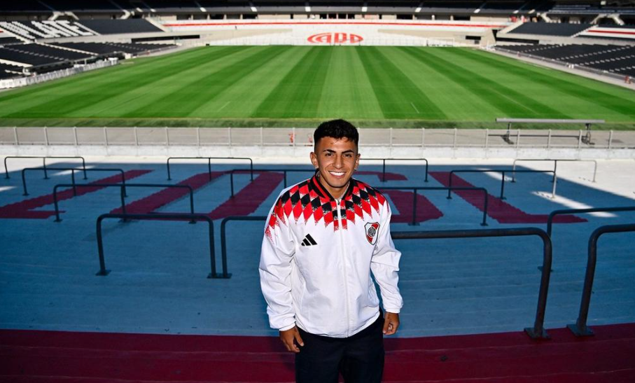 Thiago Almada firmó su contrato con River y será jugador del Millonario hasta diciembre de 2030