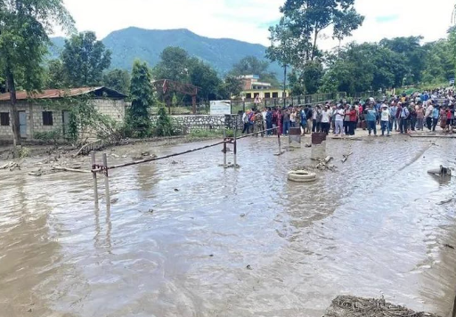 Nepal eleva el número de víctimas tras la avalancha y realiza entierros masivos