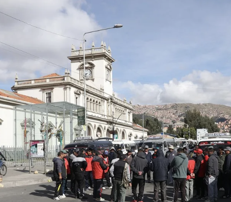 Choferes de Bolivia confirmaron un paro de transporte de 24 horas en protesta por la quita de subsidios al diésel