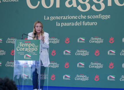 Meloni limitó la presencia de estudiantes extranjeros en aulas y prohibió el velo integral en escuelas