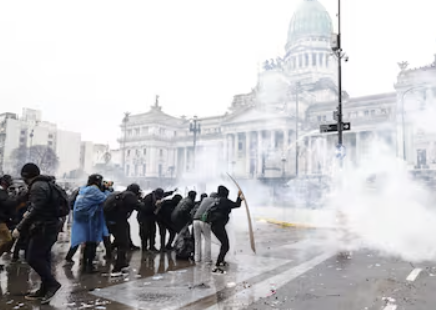 La marcha universitaria frente al Congreso terminó con incidentes y una proclama de las organizaciones convocantes