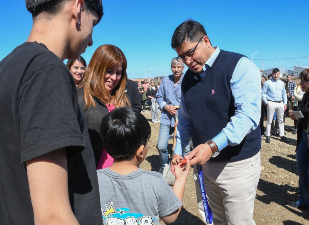 Vidal entregó 6 nuevas casas en Río Gallegos y anunció otras 120 viviendas en desarrollo: “Quiero que todos los santacruceños tengan un hogar”